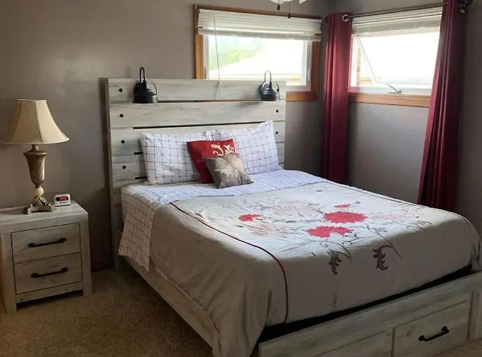 Niagara Falls Private Brick Vacation Home